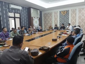 PIHAK PERUSAHAAN DAN KETUA LPM DESA SETIAWARAS DI DUGA MENYELEWENGKAN DANA PEMBANGUNAN GOR
