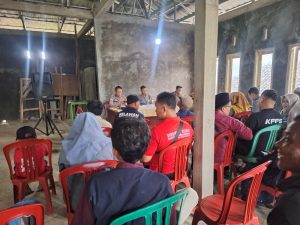 BABINKAMTIBMAS DESA SETIAWARAS KAWAL PENYELEWENGAN PEMBANGUNAN GOR BERSAMA KETUA GMKT ( GERAKAN MAHASISWA KABUPATEN TASIKMALAYA)